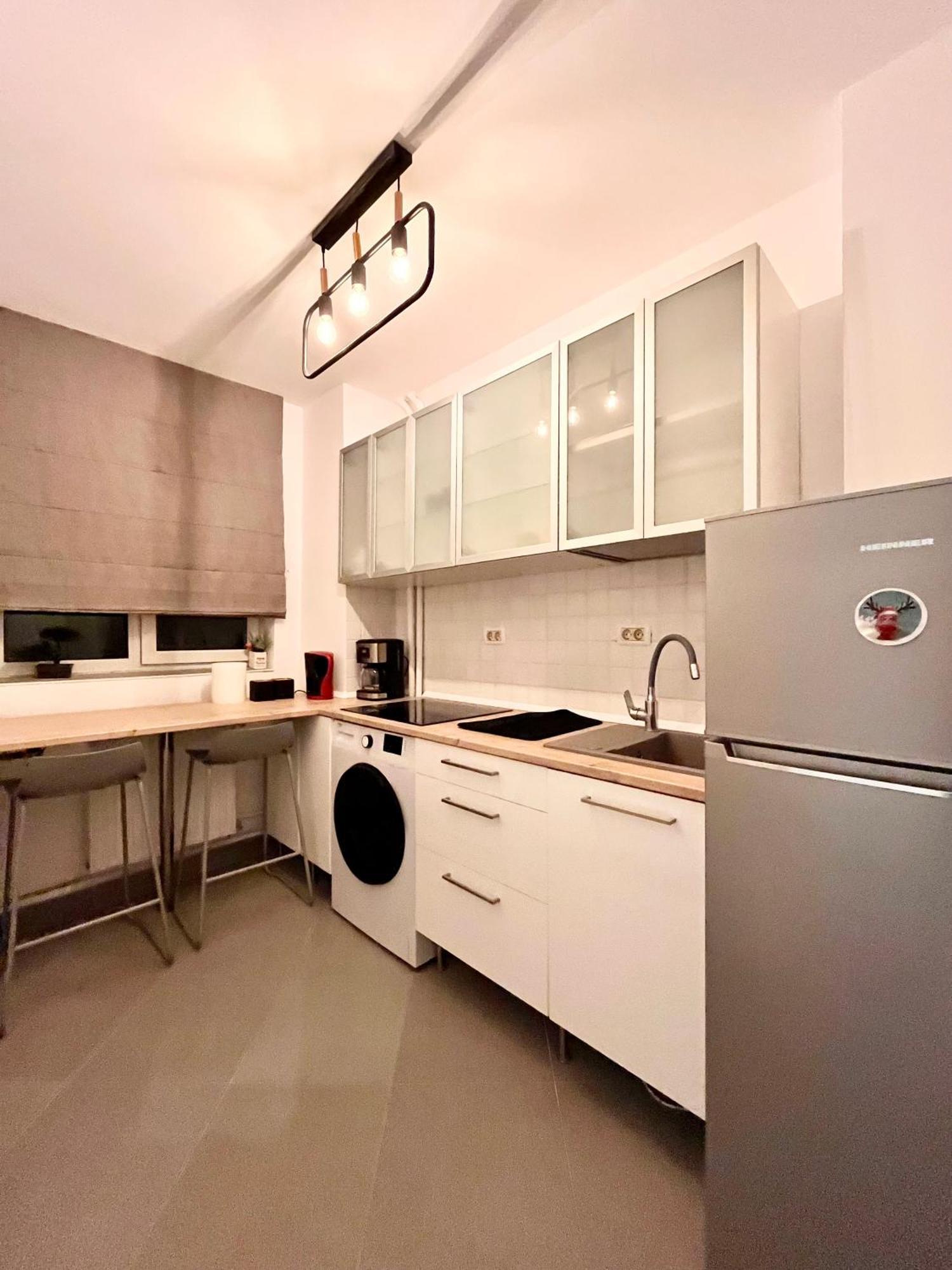 Cozy Apartment With Balcony Bukarest Kültér fotó